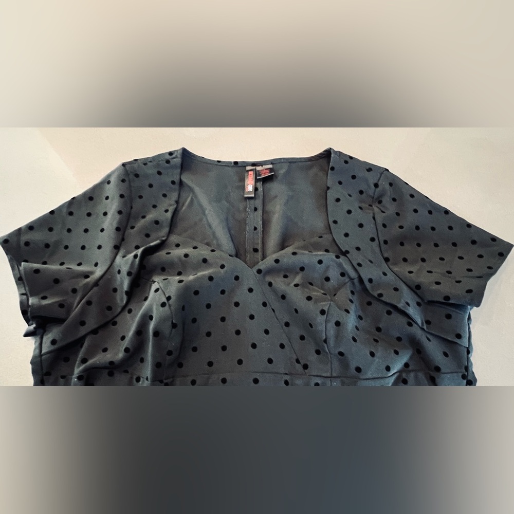 Torrid Black Polka Dot Short Sleeve Blouse - Picture 3 of 8
